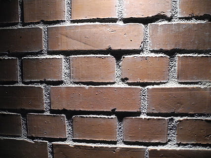 Ziegelwand, Licht, Schatten, Hintergrund, Vollbild, Hintergründe, Muster, Backstein, Wand, die Architektur, texturiert, Wandbau - Funktion, keine Leute, gebaute Struktur, Nahansicht, Wiederholung, Geometrische Figur, Tag, Anordnung, draußen, in einer Reihe, gestalten, Design, 2K, CC0, gemeinfrei, lizenzfrei
