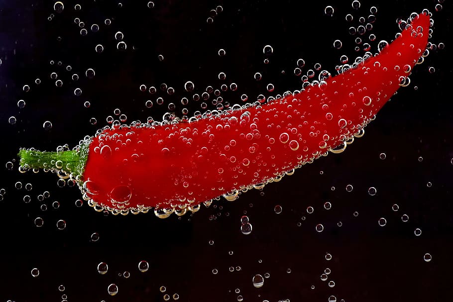dunkel, Makro, Bläschen, Pfeffer, Chili, Wasser, Essen und Trinken, rot, fallen, Erfrischung, Getränk, Frische, Studioaufnahme, schwarzer Hintergrund, Nahansicht, Bewegung, keine Leute, Natur, Blase, plantschen, nass, Lebensmittel, drinnen, Limonade, Reinheit, mit Kohlensäure, 5K