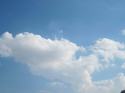 hvide, skyer, blå himmel, fluffy, overskyet, hvid, skyer, blå, himmel, atmosfære, lyse, dage, højere, op, luft, kondensation, kondenserede, vanddampe, natur, vejr, dag, sky - himmel, udendørs, baggrunde, sommer, cloudscape, klima, cumulus sky, scenics, meteorologi, stratosfæren, plads, skønhed i naturen, scenics - natur, ro, ingen mennesker, miljø, vind, rolig scene, hvid farve, idyllisk, sollys, blødhed, ren, 2K, CC0, offentligt domæne, royaltyfrie