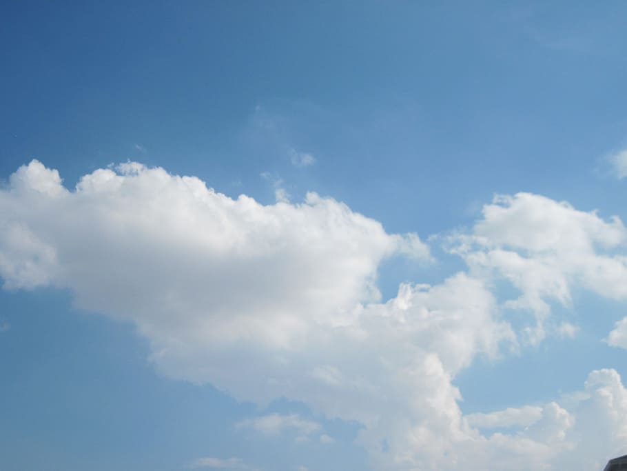 hvide, skyer, blå himmel, fluffy, overskyet, hvid, skyer, blå, himmel, atmosfære, lyse, dage, højere, op, luft, kondensation, kondenserede, vanddampe, natur, vejr, dag, sky - himmel, udendørs, baggrunde, sommer, cloudscape, klima, cumulus sky, scenics, meteorologi, stratosfæren, plads, skønhed i naturen, scenics - natur, ro, ingen mennesker, miljø, vind, rolig scene, hvid farve, idyllisk, sollys, blødhed, ren, 2K