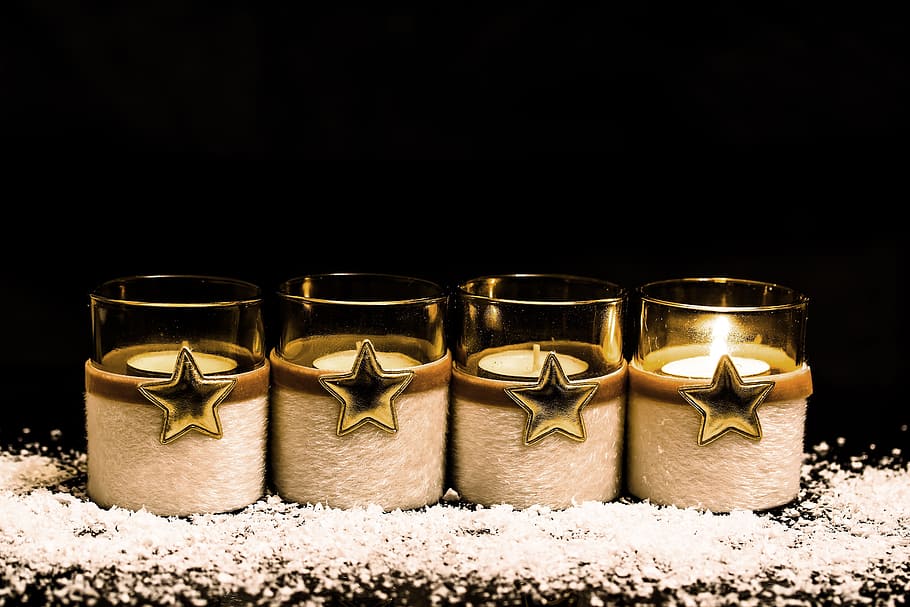quatre, encès, clar, portaespelmes, primer adveniment, 1, advent, espelmes, primera vela, abans de Nadal, decoració de Nadal, flama de vela, llum, flama, motiu de Nadal, Nadal, hora de nadal, decoració, esperit de Nadal, estrella, or, en fila, costat a costat, a l'interior, natura morta, arranjament, vela, cap gent, grup d'objectes, ordre, cremant, vidre - material, fons negre, foc, còpia espai, naturalesa, primer pla, contenidor, tir de l'estudi, menjar, llum del te, 5K