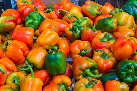 pebre, vermell, vegetals, verd, saludable, menjar, naturalesa, pebrot vermell, horta, verdures, gran grup d'objectes, menjar i beguda, frescor, mercat, pebrot, benestar, alimentació saludable, a la venda, abundància, venda al detall, color verd, espècia, fons, marc complet, cap gent, visualització al detall, venda, madur, 5K, CC0, domini públic, lliure de regalies