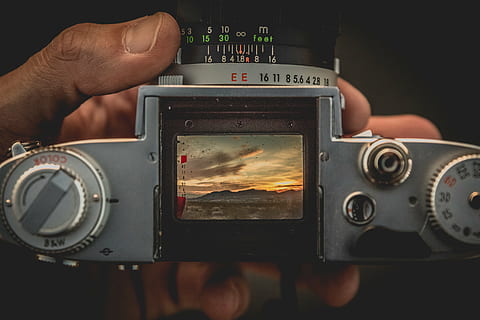 poc profund, focalitzar la fotografia, càmera, persona, celebració, gris, dslr, lent, obturador, botó, fotografia, vista, mà humana, part del cos humà, tecnologia, primer pla, temes de fotografia, una persona, un sol home, a l'aire lliure, gent, dia, mà, dit, càmera - equip fotogràfic, dit humà, equipament, cultura i entreteniment artístic, homes, a l'interior, estil retro, equipament elèctric, analògic, antiguitat, fons negre, polsador, 5K