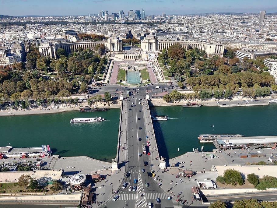 Paris, Eiffel, Turm, Aussicht, die Architektur, Stadt, Gebäudehülle, gebaute Struktur, Wasser, High Angle View, Reiseziele, Transport, Reise, Stadtbild, Tourismus, Transportmittel, Baum, Tag, Natur, zufällige Menschen, Luftaufnahme, Gebäude, draußen, Brücke - künstliche Struktur, 4K