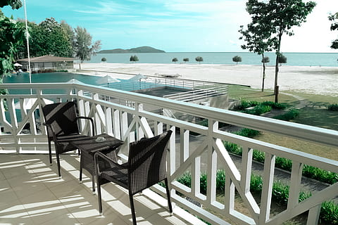 lemn, mare, plajă, nisip, balcon, scaune, gol, mobila, verde, hotel, luxos, modern, ocean, în aer liber, patio, piscină, stațiune, decor, malul marii, piscina, copaci, apă, scaun, natură, plantă, copac, cer, zi, balustradă, nici o persoana, masa, teren, absență, arhitectură, 5K, CC0, domeniu public, fără drepturi de autor
