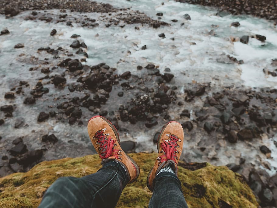persona, portar, parell, marró, botes de treball de camussa, assegut, formació de roca, arrencada, a l'aire lliure, senderisme, riu, Islandia, explorar, rock, viatjar, aventura, salvatge, naturalesa, peus, wanderlust, mirant abaix, penya-segat, vora del penya-segat, bosc, desert, vida salvatge, rierol, secció baixa, sabata, part del cos, cama humana, part del cos humà, perspectiva personal, sòlid, aigua, una persona, persones reals, rock - object, activitat d'oci, dia, estils de vida, mar, texans, peu humà, extremitat humana, a la vora de, 4K