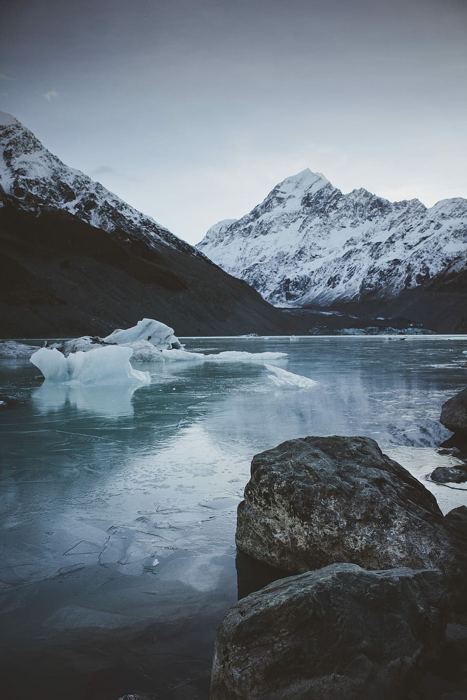 bjerg, ved siden af, legeme, vand, isblokke, spids, topmøde, sne, sø, kold temperatur, vinter, scenics - natur, is, skønhed i naturen, rolig scene, ro, himmel, Frosset, gletscher, bjergkæde, miljø, natur, ingen mennesker, landskab, isbjerg, snedækket bjerg, flydende vand, 5K