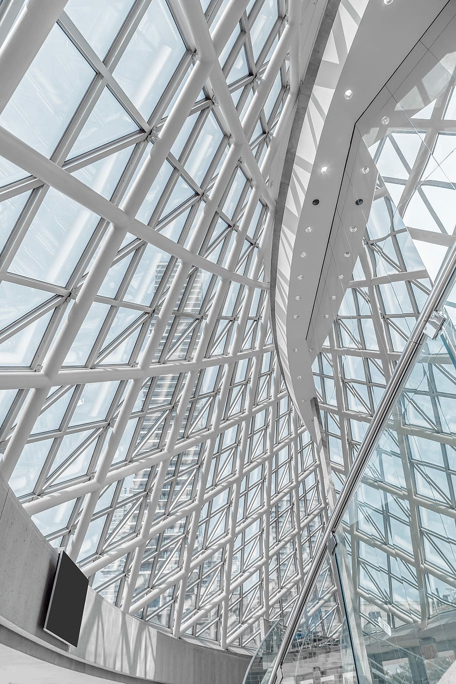 architektonický, fotografování, bílý, spirála kopule, bílé stavební sklo, geometrický, architektura, struktura, oblouk, světlo, minimální, abstraktní, sklenka, okno, patern, modrý, joel, Kanada, čistý, toronto, strop, budova, slunečního světla, nízký úhel pohledu, stavba, vzor, uvnitř, nikdo, moderní, architektonický prvek, den, kov, sklo - materiál, design, střešní okno, průhledný, pozadí, celý rám, střešní nosník, architektura a umění, 5K