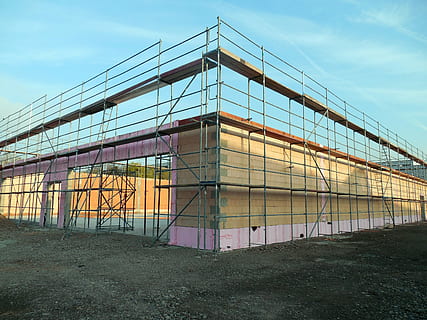 websted, stilladser, konstruktion, byggearbejde, bygge, stillads, arbejde, ny bygning, arbejder stillads, skal, byggebranchen, arkitektur, stål, himmel, bygget struktur, natur, sky - himmel, bygning udvendig, ingen mennesker, sport, hegn, industri, grænse, dag, barriere, drivhus, udendørs, metal, græs, plante, jord, byggeplads, 2K, CC0, offentligt domæne, royaltyfrie