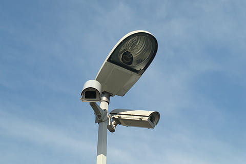 pan-tilt-og-zoom lampe post, dagtimerne, overvågning, kamera, udskiftningslampe, belysning, by, lys pære, klart, gade, den gamle By, lys, lyspæren, kamera - fotografisk udstyr, overvågningskamera, ser, kontrollere, sikkerhed, sikkerhedssystem, teknologi, bestille, beskyttelse, privatliv, leder, himmel, lav vinkel visning, højttaler, ingen mennesker, megafon, meddelelse, sky - himmel, dag, lydudstyr, støj, metal, blå, natur, storebror - orwellske koncept, elektrisk udstyr, 2K, CC0, offentligt domæne, royaltyfrie