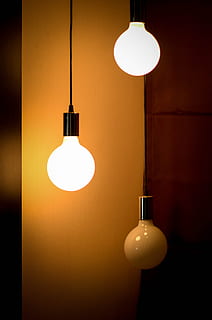 dos, lámparas colgantes encendidas, bulbo, ligero, bombilla, idea, energía, vaso, brillante, lámpara, electricidad, brillar, iluminación, eléctrico, poder, Tres, calentar, tungsteno, imaginación, inspiración, iluminado, equipo de iluminación, adentro, colgando, lámpara eléctrica, nadie, pared - característica de la construcción, colgante de luz, Luz eléctrica, de cerca, interior de la casa, luz - fenómeno natural, amarillo, pared, cuarto doméstico, estructura construida, lujo, techo, 4K, CC0, dominio público, libre de derechos