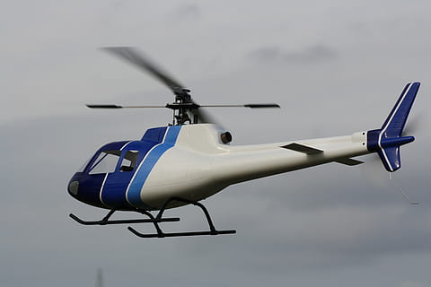 modellismo rc, elicottero, modello, modellismo in scala, veicolo aereo, mezzi di trasporto, modo di trasporto, militare, aereo, nessuno, volante, elica, singolo oggetto, protezione, natura, forze armate, all'aperto, movimento, sicurezza, mezz'aria, giorno, arma, comunicazione, governo, industria aerospaziale, esplosivo, 4K, CC0, dominio pubblico, privo di copyright