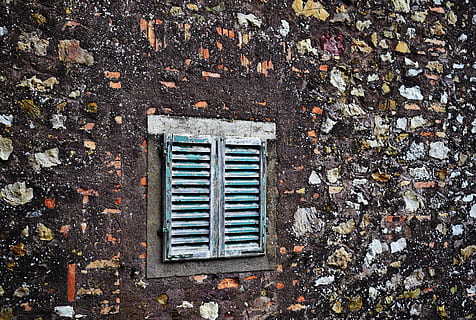 blå, træ-, vinduesramme, fotografering, lukket, vinduesvindue, vindue, væg, struktur, grøn, årgang, dag, ingen mennesker, natur, blad, efterår, plante del, høj vinkel visning, udendørs, gade, plante, træ - materiale, kloak, mandehul, spildevand, bygget struktur, metal, sikkerhed, tør, arkitektur, tagrende, lave om, blade, rodet, 5K, CC0, offentligt domæne, royaltyfrie