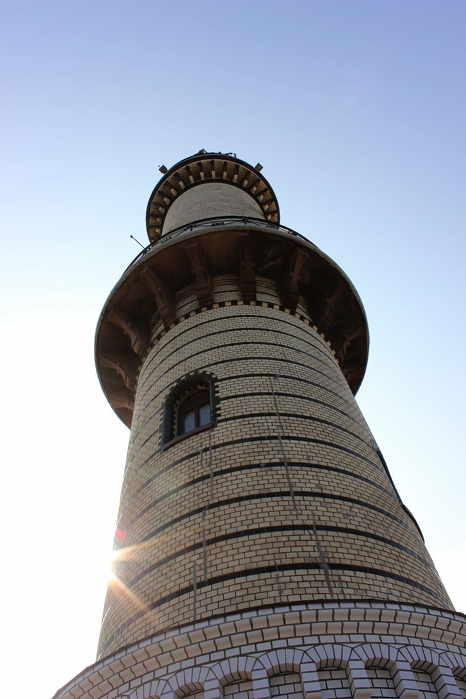 edifici, arquitectura, torre, alt, maons, casa de llum, referència, paret, façana, exterior, vista d’angle baix, estructura construïda, exterior de l'edifici, cel, cel clar, alta - alta, llum solar, naturalesa, cap gent, destinacions de viatge, dia, viatjar, turisme, ciutat, a l'aire lliure, blau, còpia espai, exterior d’edifici d’oficines, gratacels, 5K