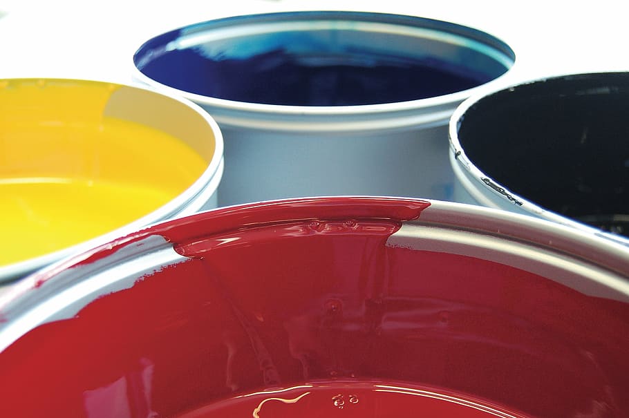 vier, verfpatronen in diverse kleuren, farbeimer, afdrukken, het drukken, druk, grafisch, afdrukken in vier kleuren, printer, rood, detailopname, geen mensen, binnenshuis, multi gekleurd, groep objecten, studio opname, geel, witte achtergrond, eten en drinken, middelgrote groep objecten, variatie, keuze, blauw, drinken, focus op de voorgrond, levendige kleuren, stilleven, 2K