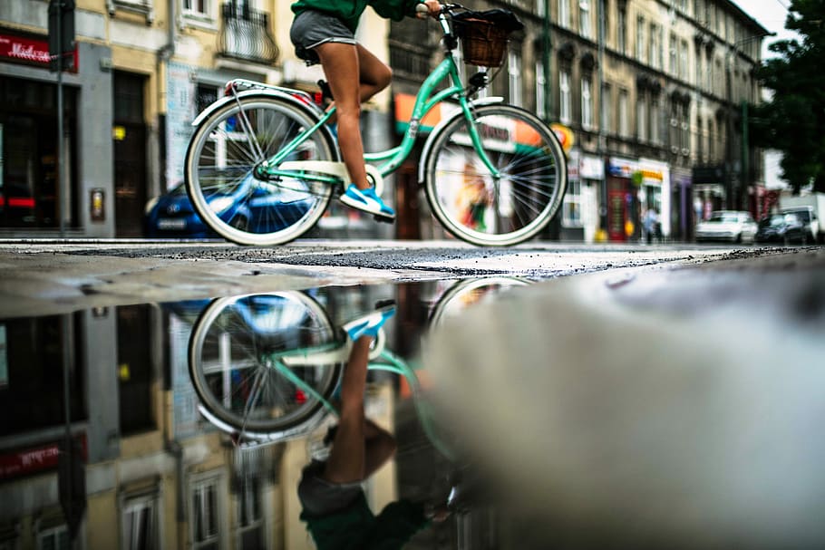 persona, muntar a cavall, bicicleta blava holandesa, bici de pas a pas, al costat, construcció de formigó, bicicleta, bassal, reflexió, ciclista, urbà, carrer, carretera, viatjar, transport, cànon, ewitsoe, temperatura càlida, calenta, ambient d'estiu, atmosfera d’estiu, resum d’estiu, senyora muntant en bicicleta, bonic, ciutat, arquitectura, esport, activitat, manera de transport, roda, ciclisme, gent, enfocament selectiu, homes, estils de vida, exterior de l'edifici, vida de ciutat, adult, part del cos humà, moviment, adult jove, pneumàtic, botiga de bicicletes, extremitat humana, 5K