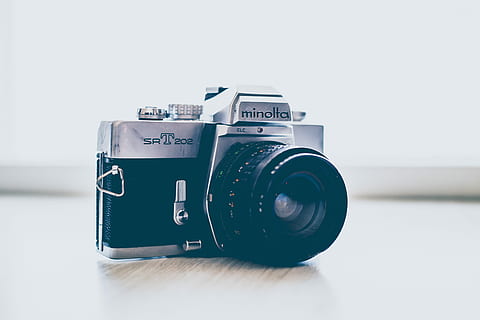 grau, schwarz, Minolta DSLR-Kamera, flach, fokus fotografie, Silber Minolta SLR-Kamera, Kamera, Technik, Ausrüstung, Minolta, Kamera - Fotoausrüstung, Fotografie-Themen, Technologie, Fotoausrüstung, drinnen, Objektiv - optisches Instrument, Retro-Stil, Nahansicht, Studioaufnahme, keine Leute, Fokus auf den Vordergrund, Stillleben, einzelnes Objekt, Text, kopieren sie platz, weißer Hintergrund, Tabelle, Spiegelreflexkamera, Digitalkamera, 5K, CC0, gemeinfrei, lizenzfrei