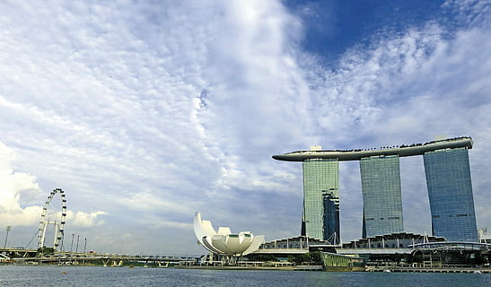 Marina Bay Sands, Singapur, lloc famós, marina bay, arquitectura, escena urbana, paisatge urbà, gratacels, horitzó urbà, ciutat, torre, exterior de l'edifici, cel, estructura construïda, riu, aigua, viatjar, Hotel Marina Bay Sands, destinacions de viatge, núvol - cel, cap gent, davant del mar, dia, transport, naturalesa, modern, exterior d’edifici d’oficines, turisme, vaixell nàutic, badia, 1080P, CC0, domini públic, lliure de regalies