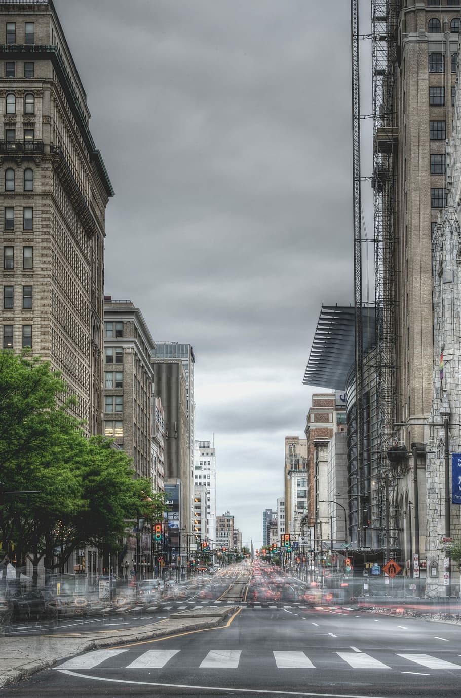 foto di lasso di tempo, in esecuzione, veicoli, strada, circondato, calcestruzzo, alto, sorgere edifici, grigio, cielo, giorno, lasso di tempo, foto, sulla strada, grattacieli, scena urbana, architettura, traffico, struttura costruita, paesaggio urbano, città, esterno dell'edificio, vita di città, grattacielo, mezzi di trasporto, nuvola - cielo, costruzione, cartello, direzione, natura, segnaletica stradale, nessuno, la strada davanti, via della città, simbolo, all'aperto, edificio per uffici esterno, 4K