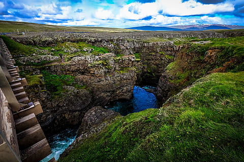 natura, cielo, acqua, nuvole, cascata, scogliera, nuvoloso, torrente, ambiente, flusso, erba, idilliaco, rapide, rocce, scenario, panoramico, ruscello, tranquillo, scenics - natura, bellezza nella natura, nuvola - cielo, la tranquillità, paesaggio, giorno, pianta, scena non urbana, scena tranquilla, fiume, nessuno, roccia, architettura, solido, struttura costruita, all'aperto, flusso - acqua che scorre, acqua corrente, fluente, 4K, CC0, dominio pubblico, privo di copyright