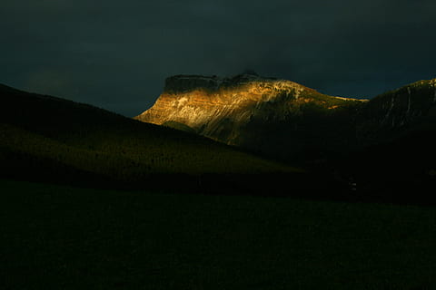 Marrone, Formazioni rocciose, nuvole di nimbo, fotografia di paesaggio, montagna, catena montuosa, luce del sole, cieli oscuri, natura, paesaggio, Paesaggi, notte, nessuno, erba, colore verde, all'aperto, terra, scenics - natura, ambiente, cielo, bellezza nella natura, la tranquillità, scena tranquilla, scena non urbana, destinazioni di viaggio, illuminato, geologia, picco di montagna, cratere vulcanico, 4K, CC0, dominio pubblico, privo di copyright