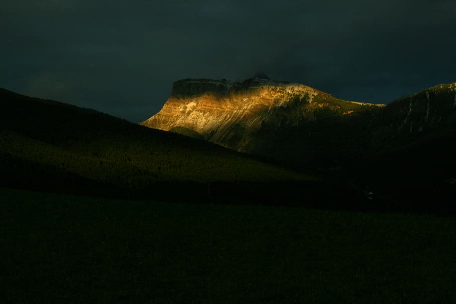 Marrone, Formazioni rocciose, nuvole di nimbo, fotografia di paesaggio, montagna, catena montuosa, luce del sole, cieli oscuri, natura, paesaggio, Paesaggi, notte, nessuno, erba, colore verde, all'aperto, terra, scenics - natura, ambiente, cielo, bellezza nella natura, la tranquillità, scena tranquilla, scena non urbana, destinazioni di viaggio, illuminato, geologia, picco di montagna, cratere vulcanico, 4K