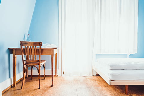 braun, hölzern, Stuhl, Matratze, Schreibtisch, Weiß, Matratzenbett, Innerhalb, Zimmer, Schlafzimmer, Tabelle, Bett, Ruhe, Studie, Hotel, Vorhang, Stimmung, hell, Suite, Tourismus, Schweiz, Autor, Arbeit, Möbel, Sitz, Abwesenheit, drinnen, Wohngebäude, keine Leute, leeren, Wohnraum, Tag, Holz - Material, Das Leben zu Hause, die Architektur, Bodenbelag, Wandbau - Funktion, Natur, Fenster, modern, Luxus, elektrische Lampe, 5K, CC0, gemeinfrei, lizenzfrei