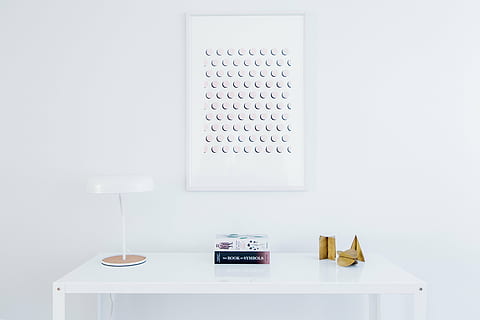 Schreibtischlampe, Kisten, Dekor, Tabelle, Weiß, Frames, Lampe, ästhetisch, drinnen, Wohnraum, modern, Schreibtisch, keine Leute, Technologie, Gesundheitswesen und Medizin, kopieren sie platz, weißer Hintergrund, weiße Farbe, Studioaufnahme, Stillleben, Möbel, Geschäft, Kommunikation, Taschenrechner, Wandbau - Funktion, große gruppe von gegenständen, Medizin, Abwesenheit, Krankenhaus, 5K, CC0, gemeinfrei, lizenzfrei