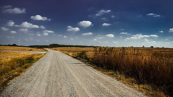 gris, aspre, carretera, verd, herbes, núvols, camp, Carretera bruta, camps, naturalesa, cel, molí de vent, paisatge, medi ambient, transport, el camí a seguir, terra, herba, núvol - cel, direcció, planta, brutícia, carretera nacional, escenics - natura, cap gent, escena rural, país, perspectiva decreixent, a l'aire lliure, llarg, 4K, CC0, domini públic, lliure de regalies