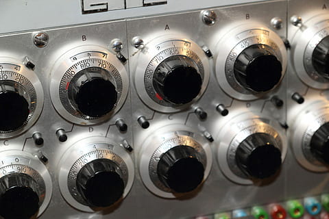 analog, calculator, tehnologia calculatoarelor, cadrane, analog, calculator, tehnologie, multitură, potențiometre, setări, calcule, metal, în interior, nici o persoana, mașini, oţel, a închide, mâner, echipament, Control, cadru complet, fundaluri, panou de control, argintiu colorat, industrie, camion, obiectiv - instrument optic, mașină, Siguranță, Securitate, vedere în unghi mare, 5K, CC0, domeniu public, fără drepturi de autor