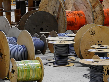 Spule, Drahtlos, Linien, Kabel, Kabeltrommel, aktuell, Stromleitung, Energie, Elektrizität, Technologie, elektrik, Elektriker, Kunst, Handwerker, Industrie, Pflanze, anlagentechnik, Konstruktion, drinnen, große gruppe von gegenständen, Werkstatt, Fabrik, keine Leute, Herstellungsausrüstung, Reifen, Tag, Keramik, Kunst und Handwerk, Geschäft, Anordnung, Stapel, Stillleben, Zylinder, Fülle, Teller, Container, Textil-, Tasse, Fass, Auftrag, Geschirr, 4K, CC0, gemeinfrei, lizenzfrei