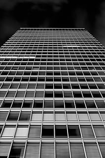 baix, fotografia d'angle, de gran alçada, edifici, finestres de vidre, títol, arquitectura, finestra, façana, blanc i negre, gratacels, edifici d'oficines, exterior de l'edifici, reflexió, estructura construïda, negocis, escena urbana, modern, fons, districte del centre de la ciutat, exterior d’edifici d’oficines, acer, vista d’angle baix, ciutat, oficina, cap gent, cel, patró, alta - alta, naturalesa, dia, en fila, a l'aire lliure, repetició, 5K, CC0, domini públic, lliure de regalies