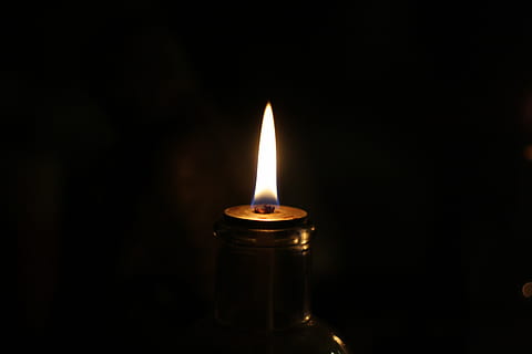 api, kegelapan, gelap, panas, cahaya, tidur malam, cahaya lilin, dekorasi, kesepian, pembakaran, lilin, suhu panas, tembakan studio, latar belakang hitam, dalam ruangan, api - fenomena alam, diterangi, merapatkan, tidak ada orang, menyalin ruang, bersinar, kamar domestik, alam, kamar gelap, peralatan penerangan, objek tunggal, kilau, kedatangan, 4K, CC0, domain publik, bebas royalti