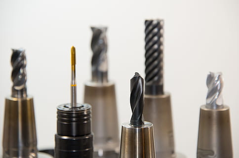 trapano, rubinetti, filo, fresatura, fresatrice, perforazione, strumento, metallo, lavorazione dei metalli, industria, cnc, turno, macchina, macchina cnc, produzione, tornio, zerspahnen, costruzione di metallo, testa di perforazione, Ingenieurwesen, arrotondamento, meccanica, tecnologia, Zerspanung, nessuno, in casa, avvicinamento, natura morta, concentrarsi sulle conoscenze acquisite, messa a fuoco selettiva, colore nero, arte e artigianato, scelta, contenitore, bottiglia, variazione, gruppo di oggetti, legno - materiale, girato in studio, sfondo bianco, collezione, creatività, di fila, 5K, CC0, dominio pubblico, privo di copyright