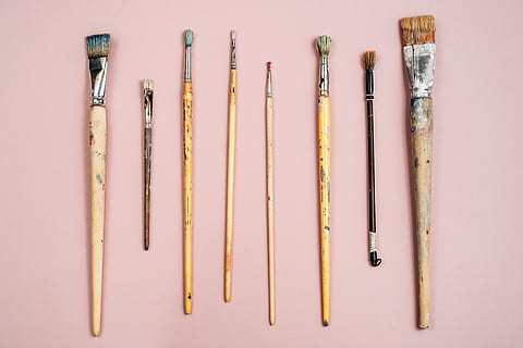 rosa, fons, pinzells, objectes, pinzell, artesania, eina de treball, artista, creativitat, pintura, equipament, art, aficions, colors, primer pla, multicolor, material de fusta, tir de l'estudi, a l'interior, gran grup d'objectes, cap gent, net, art i artesania, directament a sobre, natura morta, raspall, vista d’angle alt, antiguitat, fons blanc, variació, senzillesa, fons de colors, llapis, 2K, CC0, domini públic, lliure de regalies
