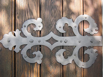 montering, dør, træ, metal, kunstfærdigt, tæt, ornament, hoveddør, solid, solspil, lys og skygge, træ - materiale, gammel, gammeldags, udsmykkede, planke, antik, dekoration, baggrunde, Brun, ingen mennesker, tæt på, dag, udendørs, design, indendørs, tekst, mønster, form, hjerte form, studio skud, indgang, stilleben, meddelelse, kreativitet, sølvfarvet, 4K, CC0, offentligt domæne, royaltyfrie