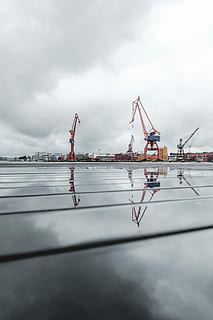 low-angle, kraner, tunge udstyr, afspejling, kran, Havn, industriel, bygning, himmel, pyt, Scandinavium, nordic, gå sted, Fujifilm, gøteborg, sky - himmel, vand, natur, transportmidler, kran - entreprenørmaskiner, dag, transportform, overskyet, industri, udendørs, maskineri, havnefronten, nautiske fartøj, hav, ingen mennesker, ro, sejlbåd, 5K, CC0, offentligt domæne, royaltyfrie