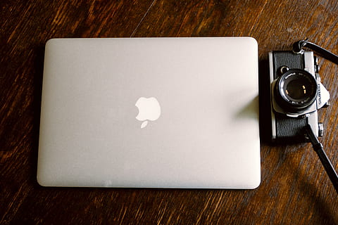 macbook, ancien, caméra, fermé, objets, La technologie, bois - matériau, équipement, personne, appareil photo - équipement photographique, table, ordinateur, espace de copie, thèmes de la photographie, directement au-dessus, la communication, blanc, démodé, papier, à l'intérieur, couleur blanche, bois, vue grand angle, fermer, lien, grain de bois, bloc note, communications globales, 4K, CC0, domaine public, libre de droits