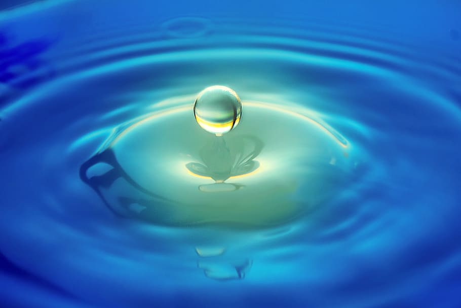captura de pantalla d'aigua, borrós, bombolla, primer pla, tirar, gota, h2o, insubstancial, líquid, macro, moviment, reflexions, brillant, splash, aigua, gotes d'aigua, onada, humit, ondulat, cap gent, fons, blau, esquitxades, concèntric, marc complet, naturalesa, menjar i beguda, puresa, frescor, refresc, resum, tir de l'estudi, fons abstractes, a l'aire lliure, fons blau, 5K