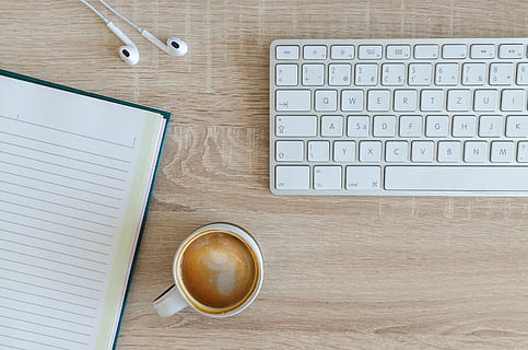 agresser, clavier d'ordinateur, ordinateur, Bureau, table, clavier, bois, travail, affaires, carnet, Contexte, en bois, blanc, papier, vide, lieu de travail, pc, vue, Haut, espace, message, La technologie, Remarque, copie, au dessus de, la communication, portable, café, réunion, l'Internet, bloc-notes, fond, document, numérique, information, tasse, la fourniture, Souris, formalités administratives, professionnel, endroit, objet, espace de travail, lance, la créativité, café - boisson, tasse à café, boisson, rafraîchissement, équipement informatique, Technologie sans fil, Nourriture et boisson, directement au-dessus, à l'intérieur, nature morte, boisson mousseuse, personne, boisson chaude, vaisselle, clé d'ordinateur, 5K, CC0, domaine public, libre de droits