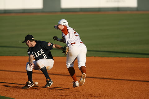 Baseball, zweiter Baseballspieler, Baseball, Zweiter Baseman, College Baseball, Läufer, schlagen, an zweiter stelle spielen, Infielder, Sport, Baseballspiel, Wettbewerb, Laufen, Sportuniform, spielen, Sportbekleidung, Athlet, Leistungssport, in voller Länge, Männer, Kind, Menschen, Jungs, Bewegung, Kleidung, Stadion, Tag, zwei Menschen, Mannschaftssport, draußen, Teenager, 2K, CC0, gemeinfrei, lizenzfrei