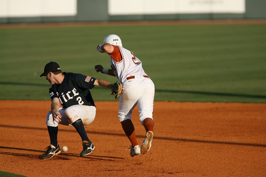beisbol, segona base, beisbol, segona base, beisbol universitari, corredor, va colpejar, jugar a la segona, infielder, esport, partit de bèisbol, competició, corrent, uniforme esportiu, jugant, roba esportiva, atleta, esport competitiu, longitud completa, homes, nen, gent, nois, moviment, roba, estadi, dia, dues persones, mascles, esport d’equip, a l'aire lliure, adolescent, 2K