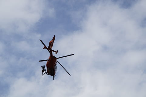 Hubschrauber, Himmelblau, fliegen, Kreise, Himmel, Blau, Rettungshubschrauber, Bergwacht, Bergrettung, fliegend, Flachwinkelansicht, wolke - himmel, Tag, Luftfahrzeug, Natur, keine Leute, in der Luft, Transportmittel, Transport, Bewegung, draußen, unterwegs, Flugzeug, Reise, Luft-und Raumfahrtindustrie, bedeckt, 5K, CC0, gemeinfrei, lizenzfrei