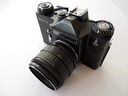 Zenit, Zenit-e, Kamera, analog, Fotografie, Fotoapparat, retro, alt, Nostalgie, Sowjetunion, Olympia, UdSSR, drinnen, Stillleben, Fotoausrüstung, Fotografie-Themen, weißer Hintergrund, Technologie, Objektiv - optisches Instrument, Kamera - Fotoausrüstung, Studioaufnahme, keine Leute, Nahansicht, schwarze Farbe, Digitalkamera, Tabelle, High Angle View, Spiegelreflexkamera, modern, Text, Digitale Spiegelreflexkamera, 2K, CC0, gemeinfrei, lizenzfrei