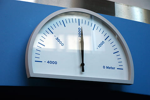 ur, elevator, dybt, underjordisk, dyb, underjordisk, gejser, museum, Andernach, Rheinland, besøgende attraktion, Tyskland, måleinstrument, Målestok, ingen mennesker, blå, studio skud, tæt på, indendørs, nummer, nøjagtighed, tekst, tid, meddelelse, vestlige script, murbygningsfunktion, geometrisk form, teknologi, cirkel, urskive, skilt, termometer, måler - måleinstrument, vægur, uret ansigt, minut hånd, 4K, CC0, offentligt domæne, royaltyfrie