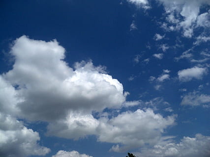 nubes, blanco, cielo, azul, nublado, paisaje de nubes, patrones, atmósfera, aire, fondo azul, clima, brillante, día, mullido, luz del sol, soleado, al aire libre, alto, arriba, nube - cielo, belleza en la naturaleza, naturaleza, el color blanco, viento, paisajes - naturaleza, ambiente, antecedentes, nadie, tranquilidad, idílico, meteorología, blandura, 720P, CC0, dominio público, libre de derechos