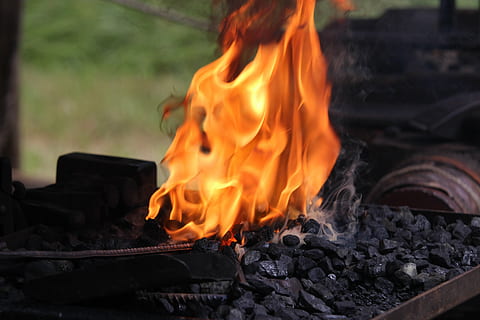 Feuer, Kohlenstoff, Schmied, Schmiede, Glut, Flamme, Hitze, Verbrennung, Feuer - natürliches Phänomen, Hitze - Temperatur, Natur, orange Farbe, glühend, Bewegung, keine Leute, Holz, Langzeitbelichtung, Tag, Kohle, Log, Asche, Umgebung, draußen, verbrannt, Holz - Material, 5K, CC0, gemeinfrei, lizenzfrei