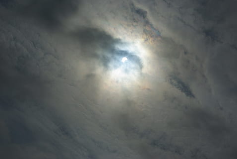 solformørkelse, måne, sol, månens, himmel, delvis, overskyet, formørkelse, mørk, natur, nat, sky - himmel, baggrunde, cloudscape, blå, lav vinkel visning, ingen mennesker, plads, storm, skønhed i naturen, dramatisk himmel, udendørs, astronomi, fuldmåne, atmosfærisk humør, miljø, ildevarslende, direkte under, måneskin, over, 4K, CC0, offentligt domæne, royaltyfrie
