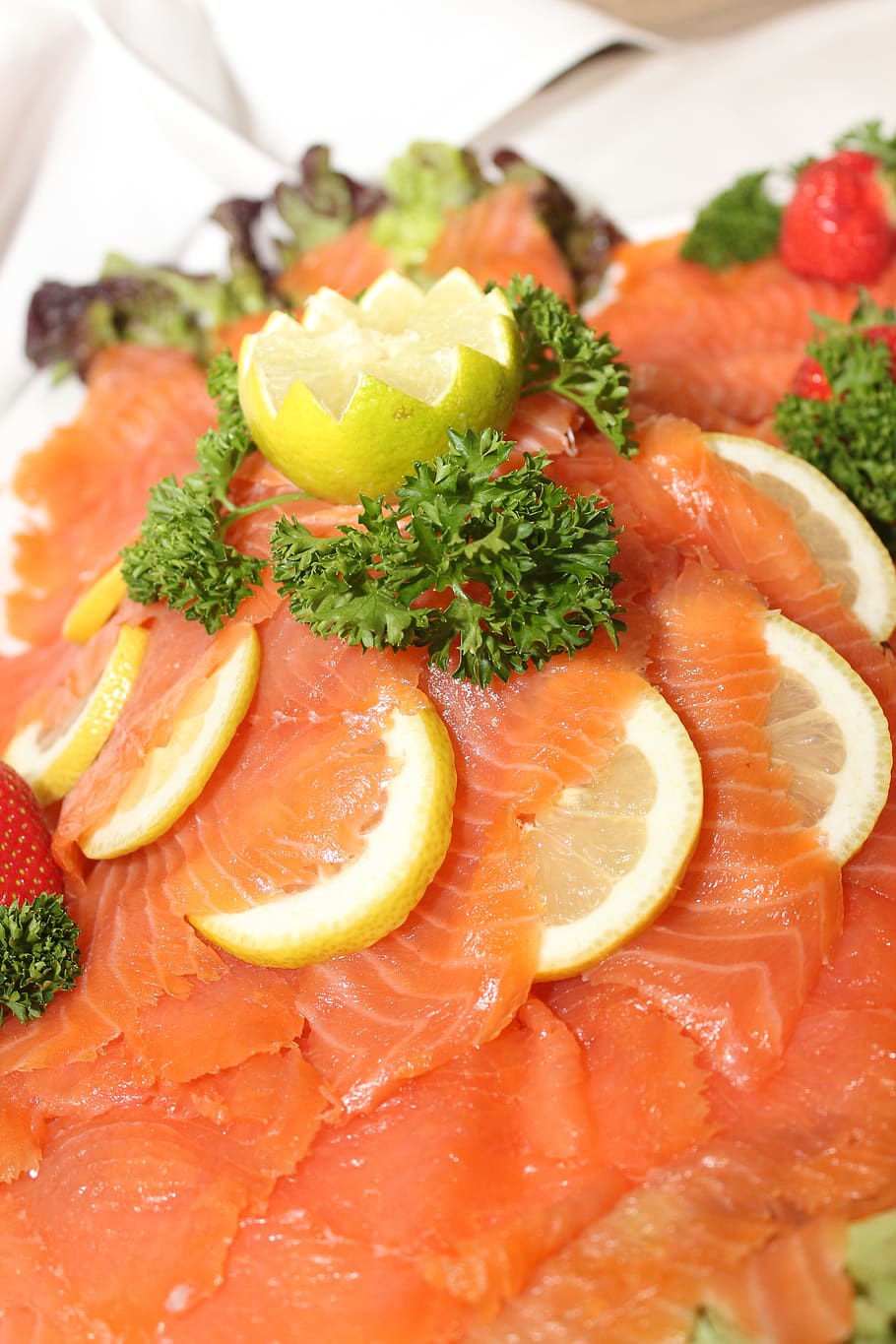 salmó, peix, bufet, bufet fred, llimona, julivert, amanida, maduixes, menjar, menjar i beguda, frescor, fruita, alimentació saludable, benestar, primer pla, tall, herba, cítrics, placa, llest per menjar, a l'interior, marisc, salmó - marisc, cap gent, natura morta, mida de la porció, decorar, temptació, fulla de menta - culinària, vaixella, taronja, 5K