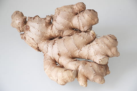 Wurzel, Ingwer, sinnvoll, Lebensmittel, organisch, Frische, drinnen, Studioaufnahme, Nahansicht, Essen und Trinken, Stillleben, Wohlbefinden, Zutat, weißer Hintergrund, Rohkost, gesundes Essen, keine Leute, Gemüse, würzen, Pflanze, grau, Pflanzenheilkunde, Tabelle, getrocknet, 2K, CC0, gemeinfrei, lizenzfrei